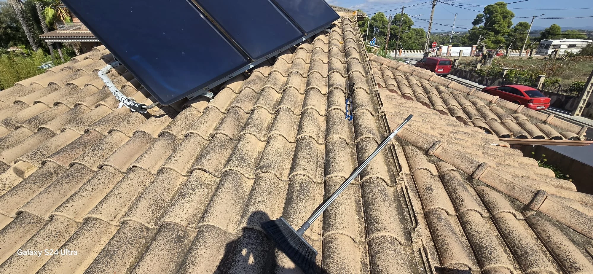 Tejado de teja con placas solares durante un trabajo de mantenimiento