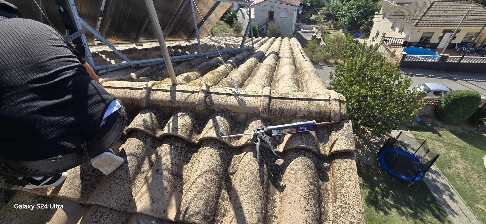 Operario de Tejados Peña trabajando en la cumbrera de un tejado de teja árabe
