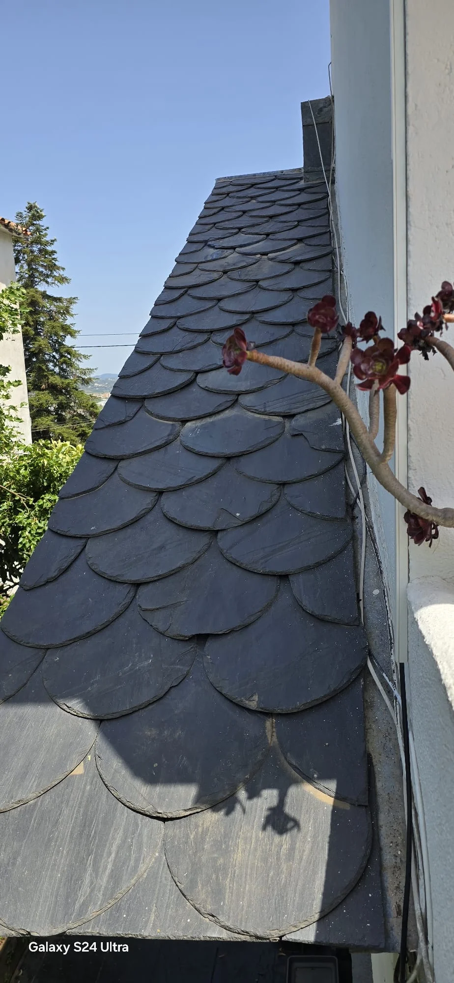 Piezas de pizarra colocadas en escama