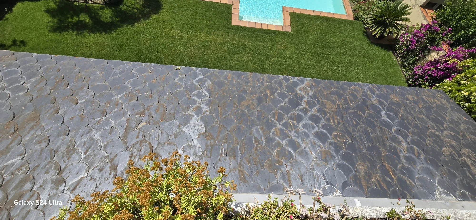 Tejado de pizarra de una vivienda unifamiliar con jardín en Cataluña